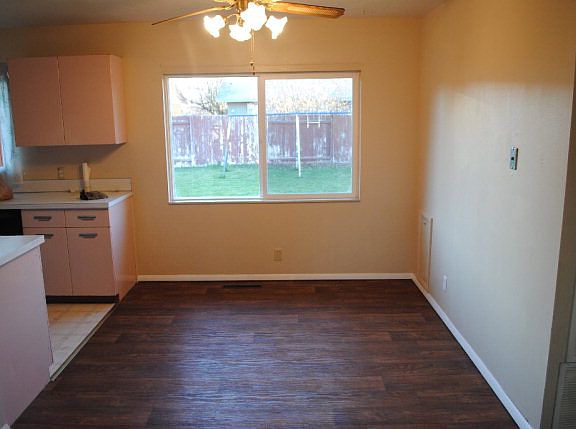 3rd image of 385 Valley Dr