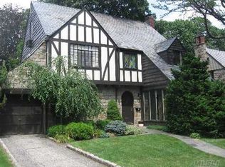 21 Roxen Rd, Rockville Centre, NY 11570