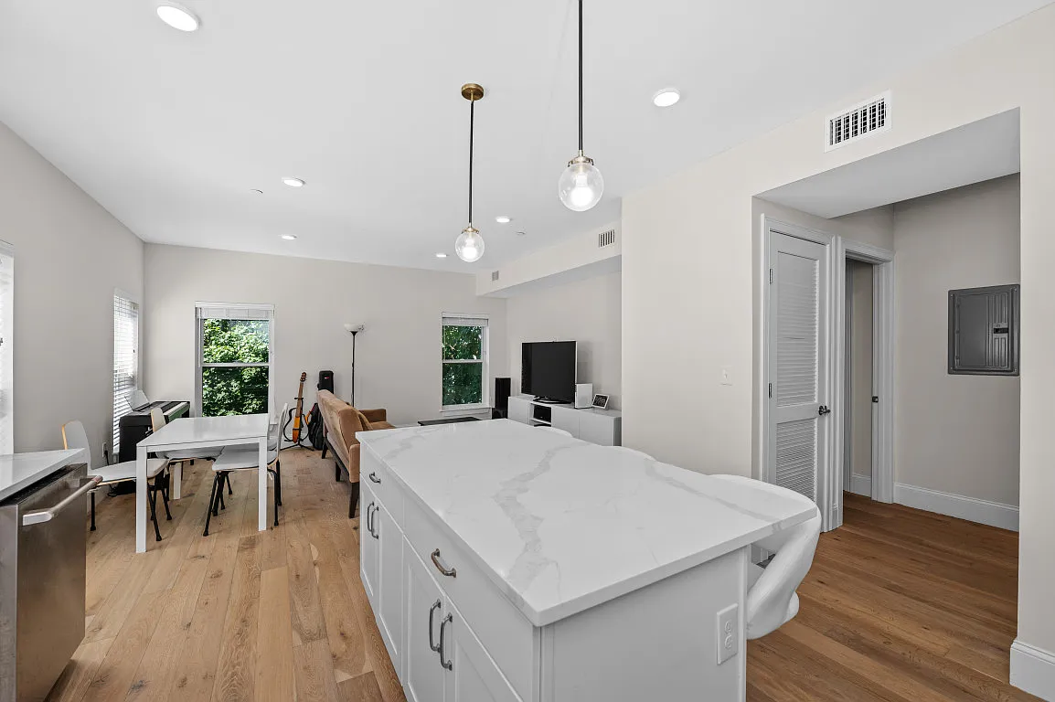 2 bed, 1111 sqft, $4,350 — Photo 2