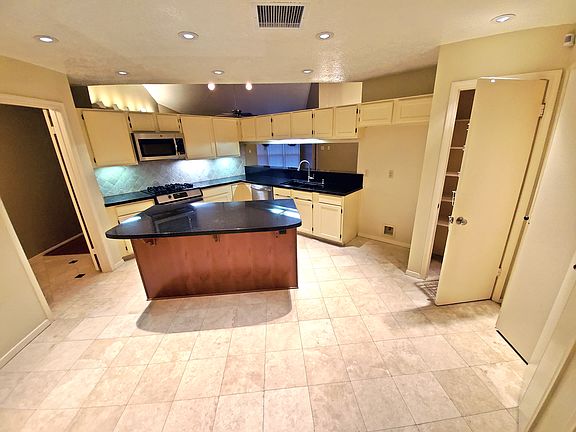 3rd image of 2610 Plantation Dr
