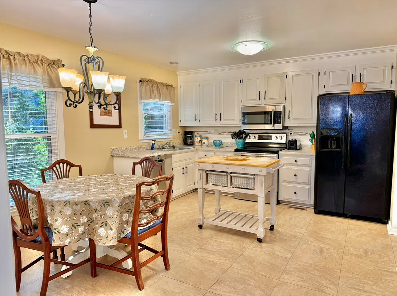 3 bed, 2.5 bath, 1624 sqft, $3,500 — Photo 3