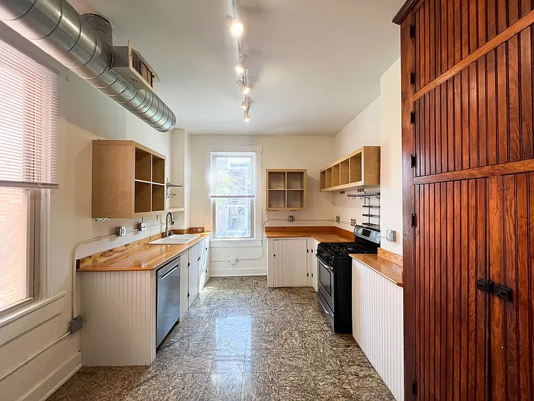 1508 Moore St — Photo 3