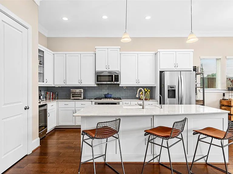1407 Devonshire Manor Ln — Photo 6