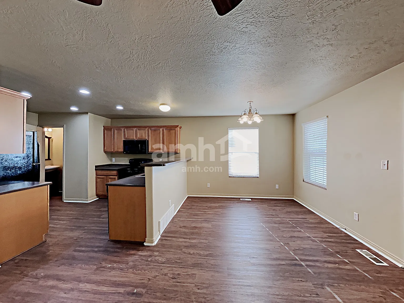 4 bed, 3.5 bath, 2112 sqft, $2,270 — Photo 4