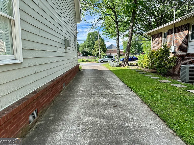 1594 Hardin Ave — Photo 3
