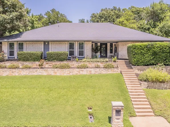 905 Loch Lomond Dr, Arlington, TX 76012