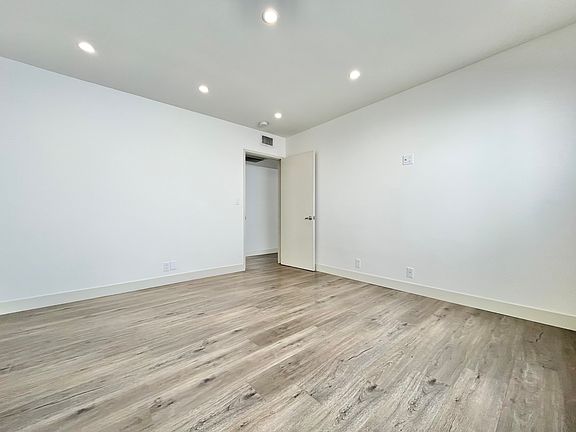 4th image of 922 S Shenandoah St #2A
