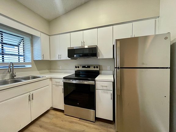 3rd image of 117 E Myrtle St #227
