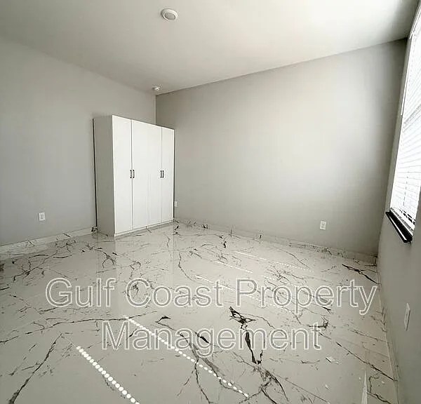 2216 NE 10th Pl — Photo 31