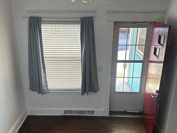 3rd image of 2540 E London Sq