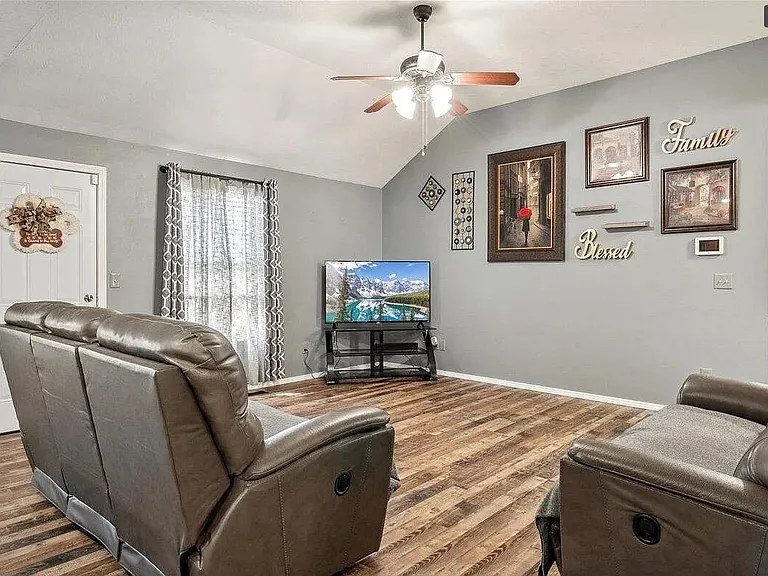 439 N Chandler Ave — Photo 25