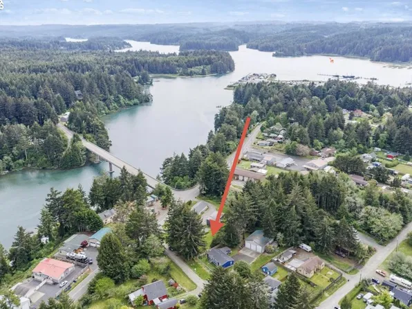 90842 Sand Dollar Ln, Coos Bay, OR 97420