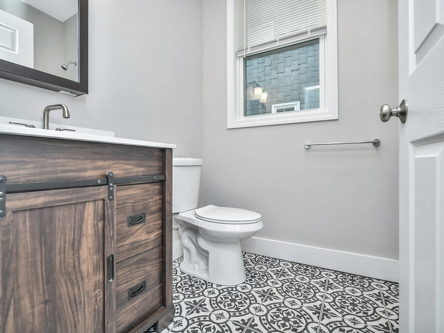 2 bed, 900 sqft, $3,050 — Photo 4
