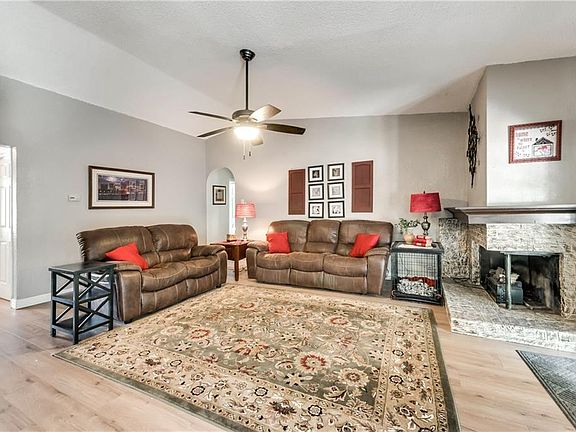5th image of 176 Price Dr