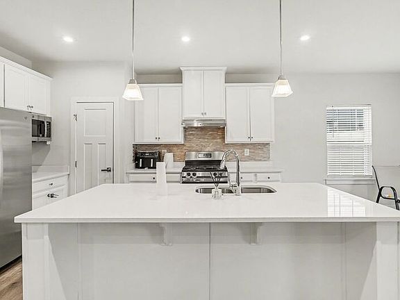 5th image of 484 Bridgepoint Dr