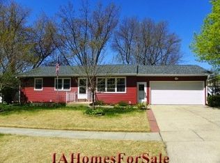142 32nd St NW, Cedar Rapids, IA 52405