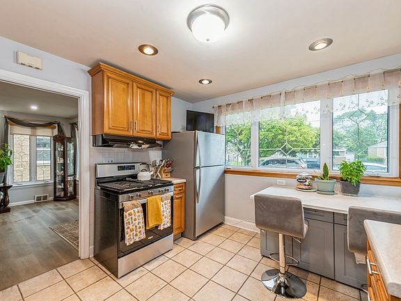 5th image of 3528 Ernst St