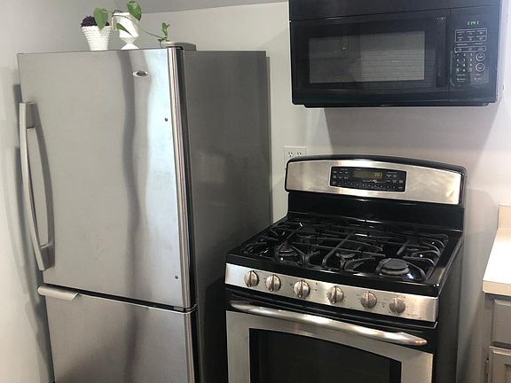 5th image of 3414 Clarence Ave #2