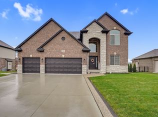 35894 Glenville Dr, New Baltimore, MI