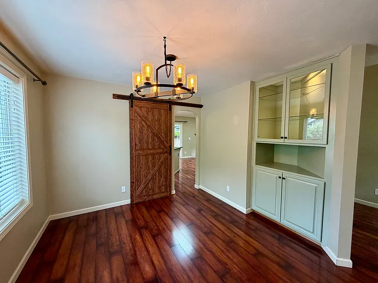 555 Edwards Dr — Photo 8