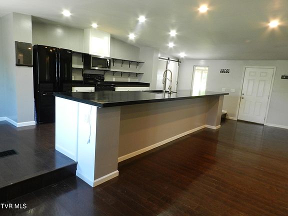 5th image of 2206 Hall St