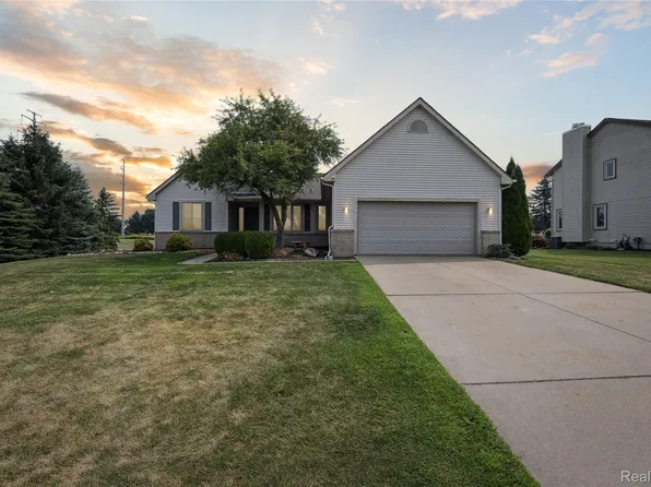 493 Cloverview Ln, Howell, MI 48843