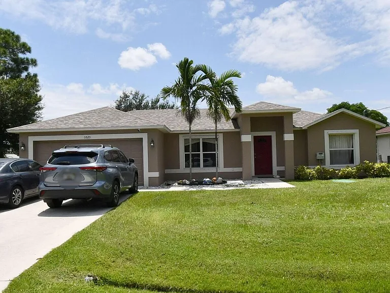 5525 NW North Lundy Cir — Photo 1
