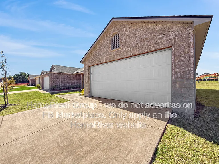 1211 Clydesdale Dr — Photo 3
