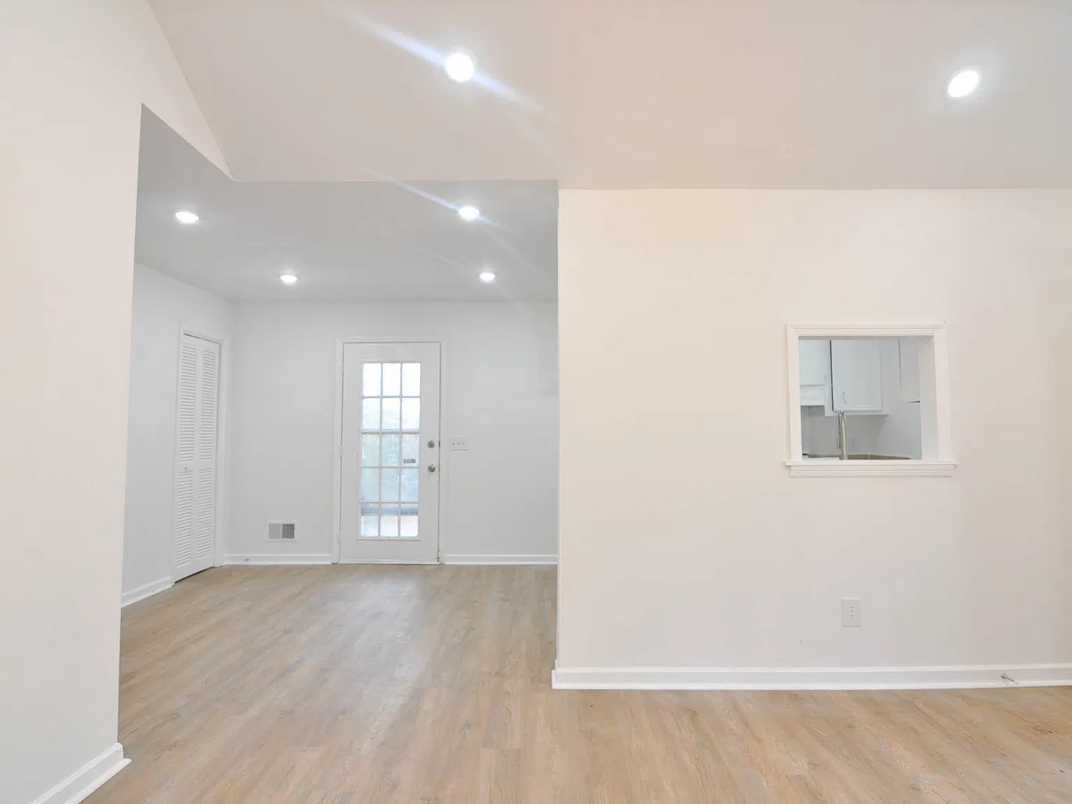 3 bed, 1.5 bath, 1400 sqft, $1,500 — Photo 3