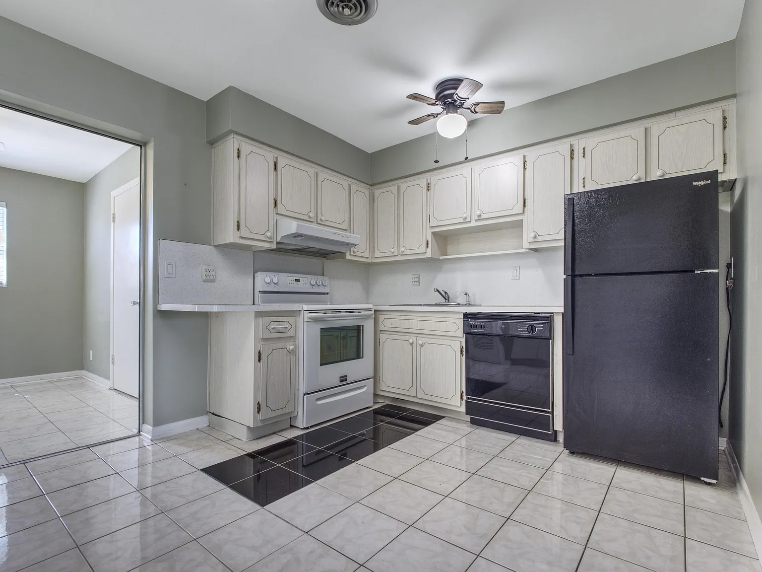 2 bed, 1.0 bath, 976 sqft, $2,250 — Photo 2