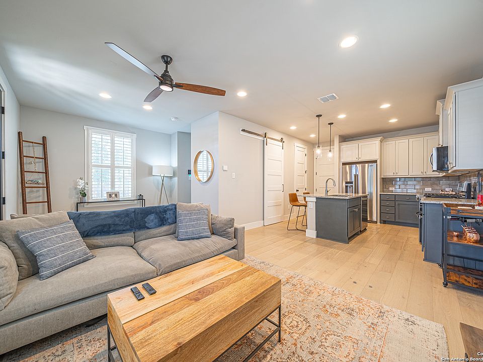 1st image of 303 E COURTLAND PL