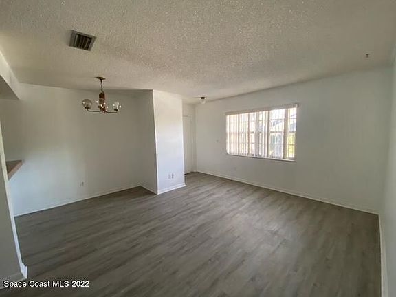 3rd image of 2951 Sir Hamilton Cir #5