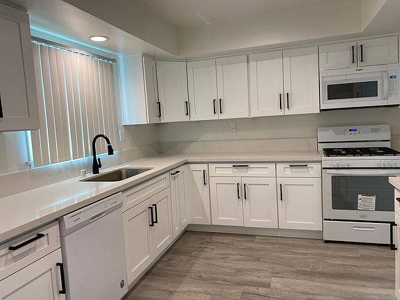 3rd image of 5531 Radford Ave #5531