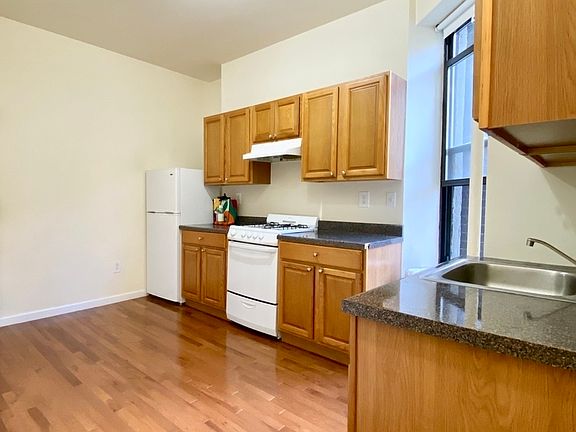 4th image of 139 2nd Ave APT 9