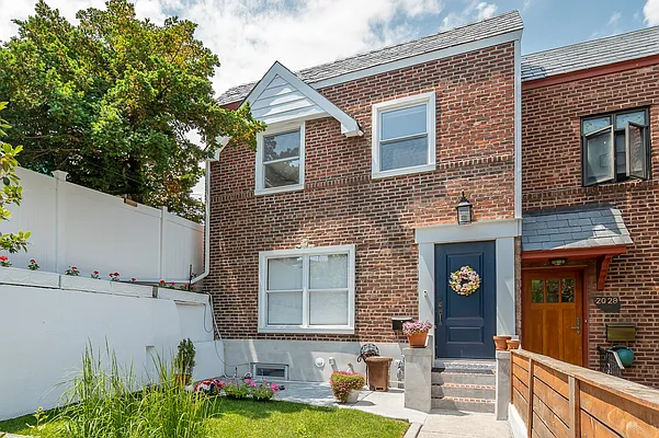 Sold by Modern Spaces | media 2