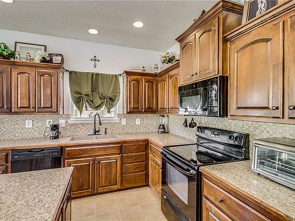 4th image of 104 Lela Ln
