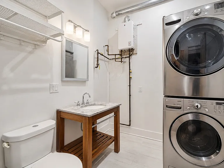 2452 W Arthington St #1 — Photo 8