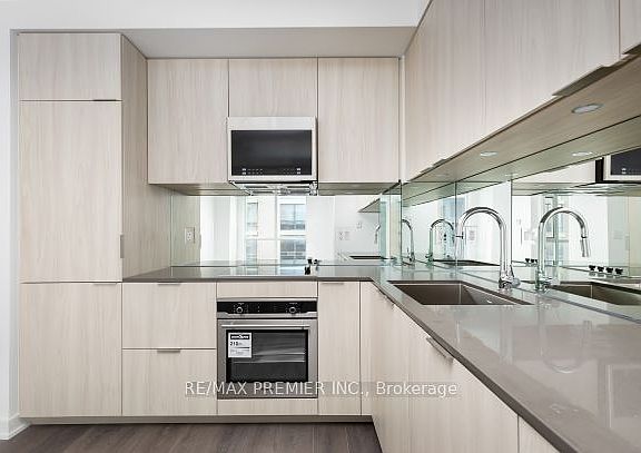 4th image of 609 Avenue Rd #1009