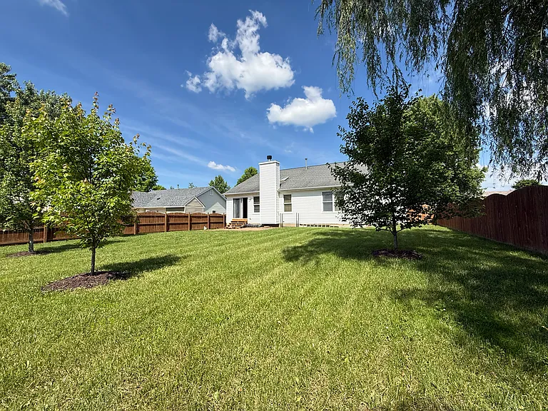 415 Harby Dr — Photo 2