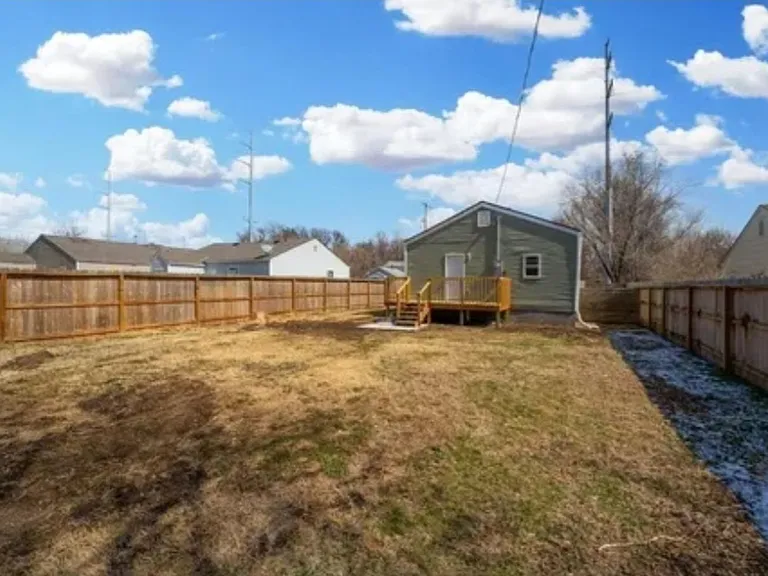 1631 N Hydraulic St — Photo 4