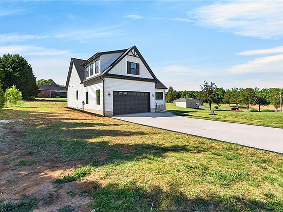 3rd image of 2361 Chaucer Ln