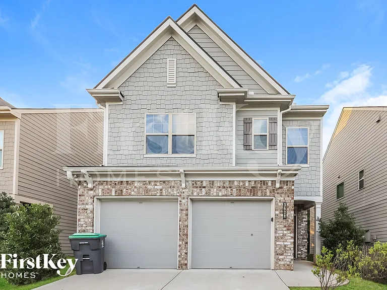 3628 Moon Crest Dr — Photo 1