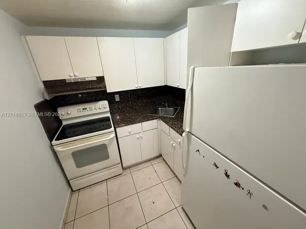 666 W 81st St, Hialeah, FL