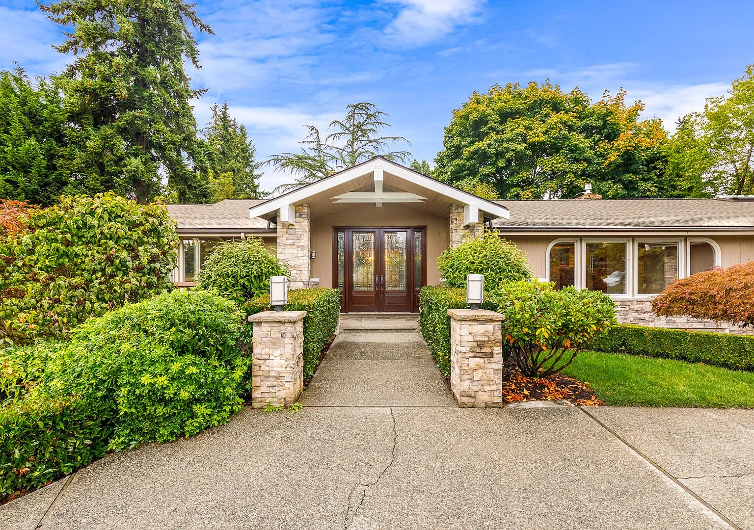 Welcoming Clyde Hill 5 Bedroom 3 Bath Home — Photo 1