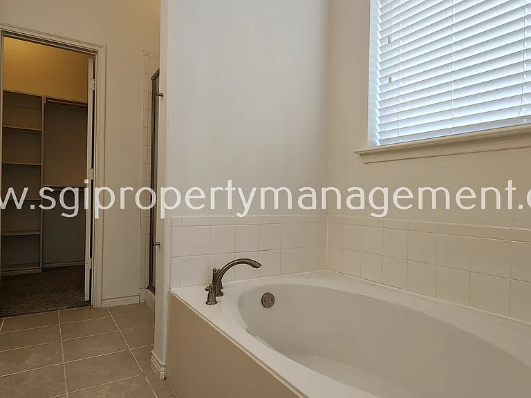 1369 Crescent Cove Dr — Photo 23