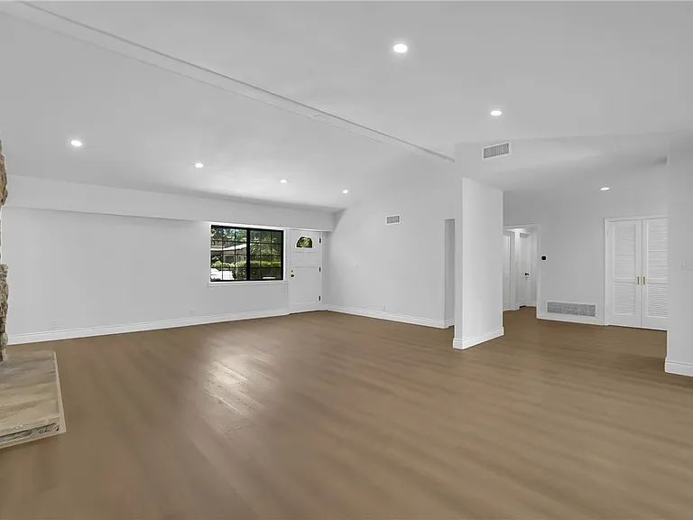 325 W Le Roy Ave — Photo 8