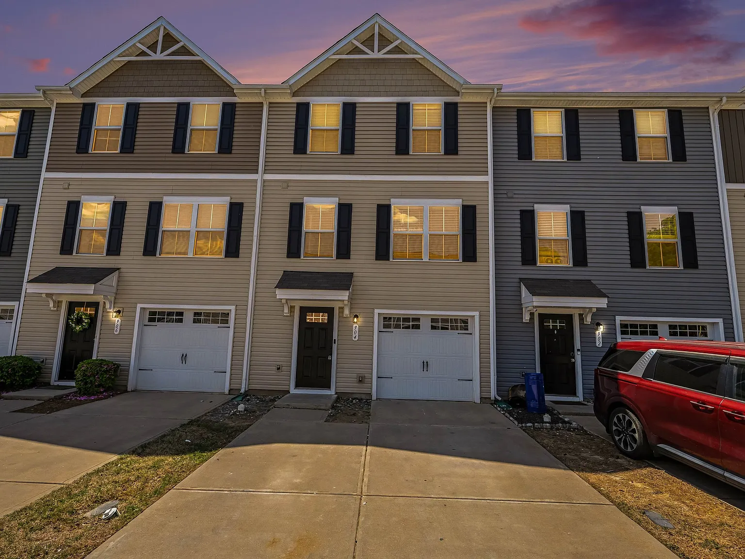 3 bed, 2.5 bath, 1589 sqft, $2,200 — Photo 2