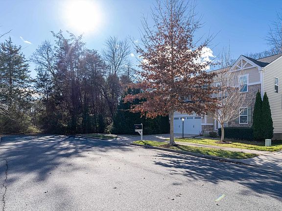 3rd image of 1578 Burgundy Ln