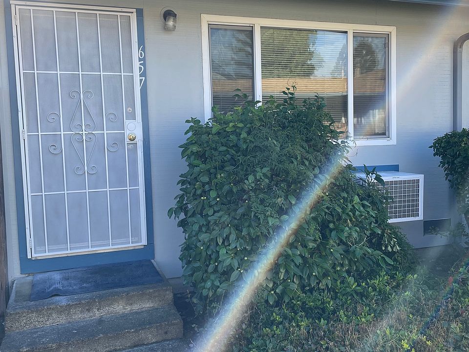 1st image of 649-659 Leslie St #657