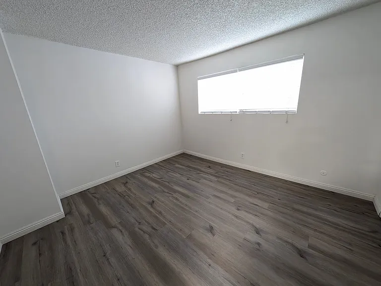 Fountainebleu Apartments — Photo 18